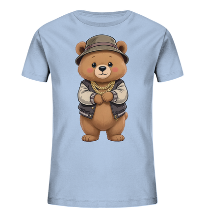 Onlineshop Shirts fuer Kinder - Das Bild zeigt ein hellblaues T-Shirt mit einem detaillierten Cartoon-Motiv eines stehenden Baeren. Der Baer traegt einen braunen Fischerhut, eine dunkle Jacke mit hellen Ärmeln und eine dicke goldene Kette. Seine Pfoten sind verschraenkt, und er hat einen freundlichen Ausdruck mit roten Wangen. Das Design verleiht dem Shirt einen laessigen und stilvollen Look.