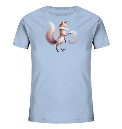 Onlineshop Shirts fuer Kinder - Das Bild zeigt ein hellblaues T-Shirt mit einer Illustration eines Fuchses, der die Zahl Drei haelt. Der Fuchs ist orange-rot mit einem buschigen Schwanz und einem freundlichen Gesicht. Die grosse Zahl Drei ist in einem sanften Farbton daneben platziert. Das Design wirkt verspielt und ansprechend fuer Kinder.