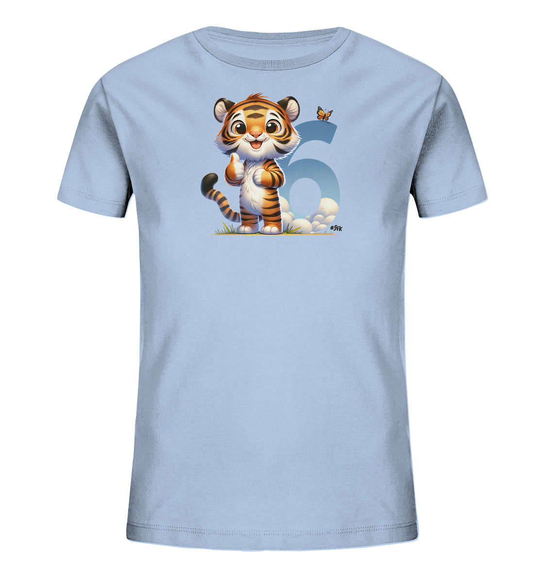 Onlineshop Shirts fuer Kinder - Das Bild zeigt ein hellblaues Kinder-T-Shirt mit einem farbenfrohen Druck auf der Vorderseite. Darauf ist ein niedlicher, cartoonartiger Tiger abgebildet, der laechelt und einen Daumen nach oben zeigt. Neben dem Tiger ist eine grosse Zahl '6' zu sehen, begleitet von einer kleinen Schmetterlingsgrafik. Das Design umfasst auch Elemente wie Gras am Boden und stilisierte Wolken, was ihm eine verspielte Note verleiht.