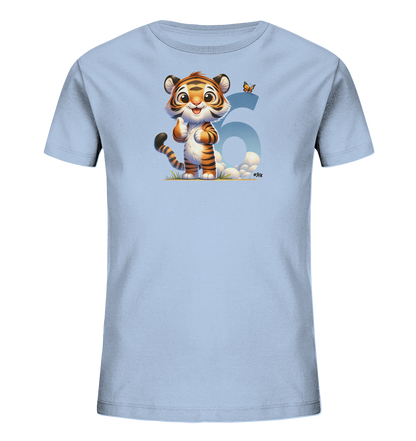 Onlineshop Shirts fuer Kinder - Das Bild zeigt ein hellblaues Kinder-T-Shirt mit einem farbenfrohen Druck auf der Vorderseite. Darauf ist ein niedlicher, cartoonartiger Tiger abgebildet, der laechelt und einen Daumen nach oben zeigt. Neben dem Tiger ist eine grosse Zahl '6' zu sehen, begleitet von einer kleinen Schmetterlingsgrafik. Das Design umfasst auch Elemente wie Gras am Boden und stilisierte Wolken, was ihm eine verspielte Note verleiht.