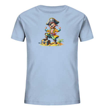 Onlineshop Shirts fuer Kinder - Das Bild zeigt ein hellblaues Kinder-T-Shirt mit einem farbenfrohen Cartoon-Motiv. Darauf ist ein froehlicher Pirat abgebildet, der auf einer Schatzkiste auf einem Sandstrand steht. Der Pirat traegt typische Kleidung und reisst triumphierend die Faeuste in die Luft. Das Motiv ist detailliert gestaltet und hat einen verspielten Charakter.