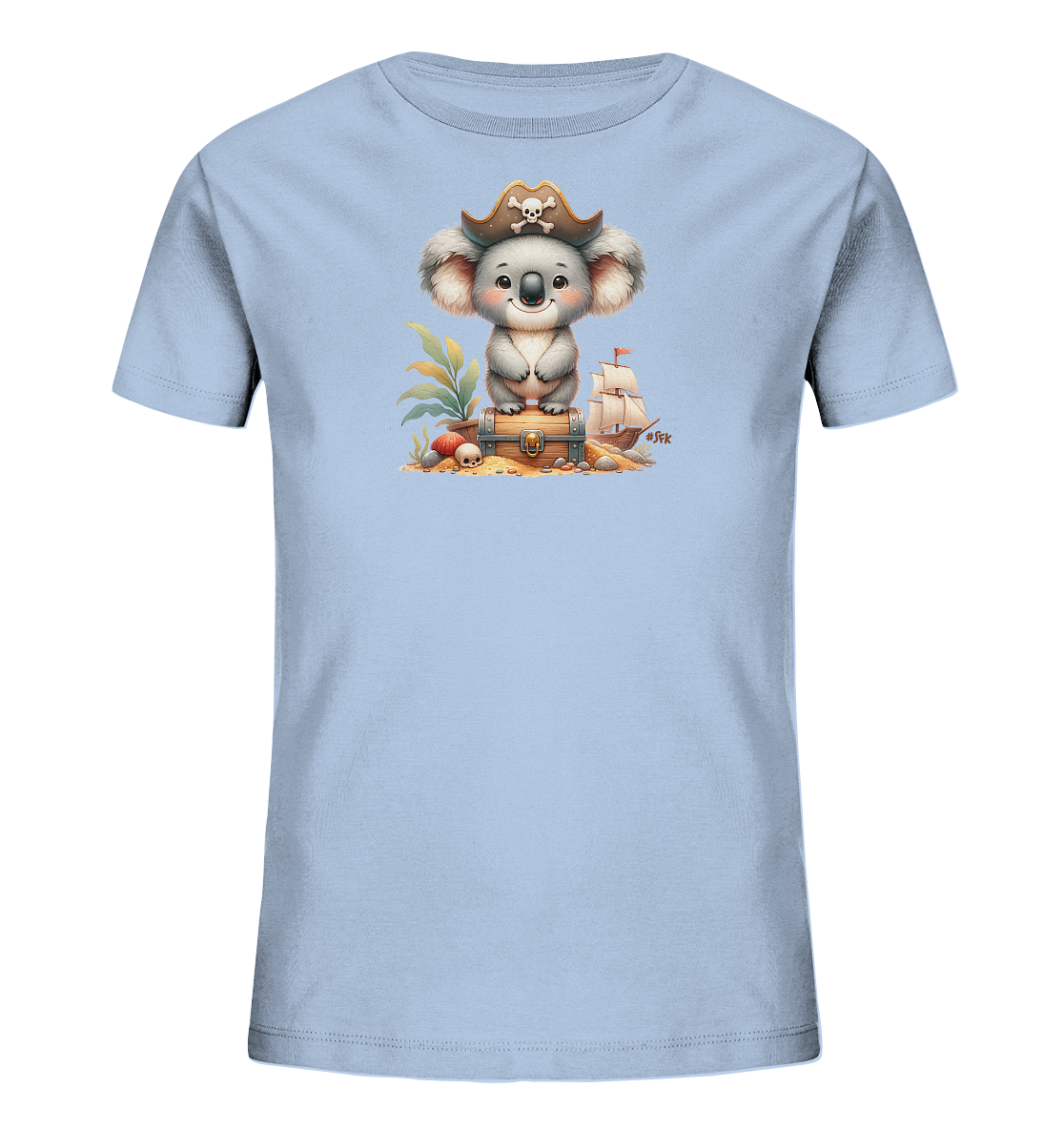 Onlineshop Shirts fuer Kinder - Das Bild zeigt ein hellblaues Kinder-T-Shirt mit einem niedlichen Piraten-Koala-Motiv. Der freundliche Koala traegt einen Piratenhut und sitzt auf einer hoelzernen Schatzkiste. Das Design umfasst Elemente einer Schatzinsel wie Sand, Muscheln, Pflanzen und ein Segelschiff im Hintergrund.