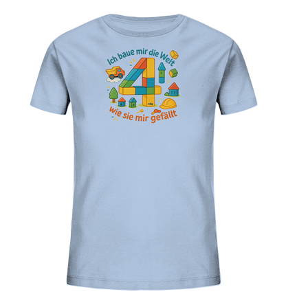 Onlineshop Shirts fuer Kinder - Das Bild zeigt ein hellblaues Kinder-T-Shirt. Auf der Vorderseite ist die Zahl '4' aus bunten Bausteinen dargestellt, umgeben von Illustrationen eines Bauwagens, kleiner Haeuser und eines Bauhelms. Der Spruch 'Ich baue mir die Welt wie sie mir gefaellt' rundet das kreative Motiv ab. Das Design ist verspielt und thematisch auf Bauen ausgerichtet.