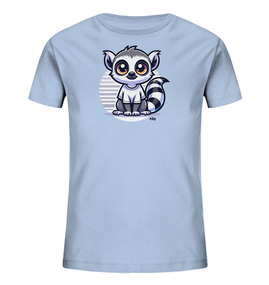 Onlineshop Shirts fuer Kinder - Dieses hellblaue T-Shirt fuer Kinder zeigt eine niedliche Illustration eines Lemurs. Der Cartoon-Lemur mit seinem schwarz-weiss gestreiften Schwanz sitzt aufrecht. Im Hintergrund ist ein hell gestreifter Kreis zu sehen. Der Lemur selbst traegt ein kleines weisses T-Shirt.
