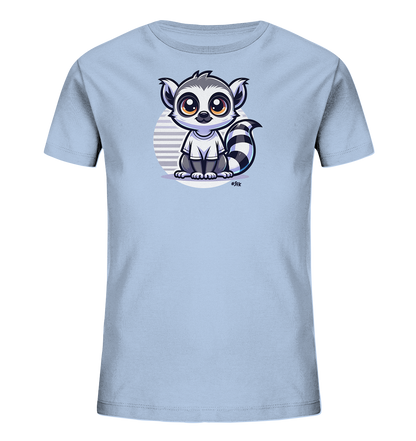 Onlineshop Shirts fuer Kinder - Dieses hellblaue T-Shirt fuer Kinder zeigt eine niedliche Illustration eines Lemurs. Der Cartoon-Lemur mit seinem schwarz-weiss gestreiften Schwanz sitzt aufrecht. Im Hintergrund ist ein hell gestreifter Kreis zu sehen. Der Lemur selbst traegt ein kleines weisses T-Shirt.