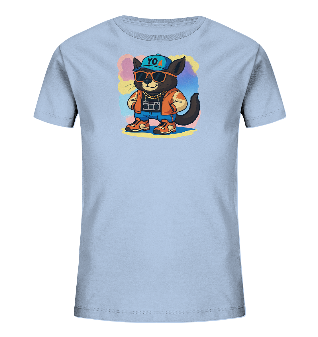Onlineshop Shirts fuer Kinder - Das Bild zeigt ein hellblaues Kinder-T-Shirt mit einer gezeichneten Katze im Zentrum des Motivs. Die Katze mit dunklem Fell traegt eine blaue Kappe, Sonnenbrille, eine orange Jacke, Jeans und eine goldene Kette mit einem Boombox-Anhaenger. Sie steht in einer entspannten Pose vor farbigen, abstrakten Formen. Dieses Design verleiht dem Shirt einen trendigen und jugendlichen Look.