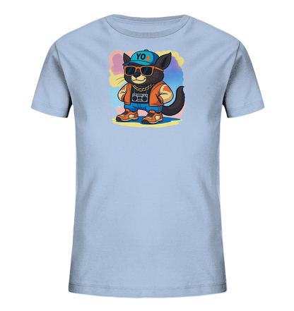 Onlineshop Shirts fuer Kinder - Das Bild zeigt ein hellblaues Kinder-T-Shirt mit einer gezeichneten Katze im Zentrum des Motivs. Die Katze mit dunklem Fell traegt eine blaue Kappe, Sonnenbrille, eine orange Jacke, Jeans und eine goldene Kette mit einem Boombox-Anhaenger. Sie steht in einer entspannten Pose vor farbigen, abstrakten Formen. Dieses Design verleiht dem Shirt einen trendigen und jugendlichen Look.