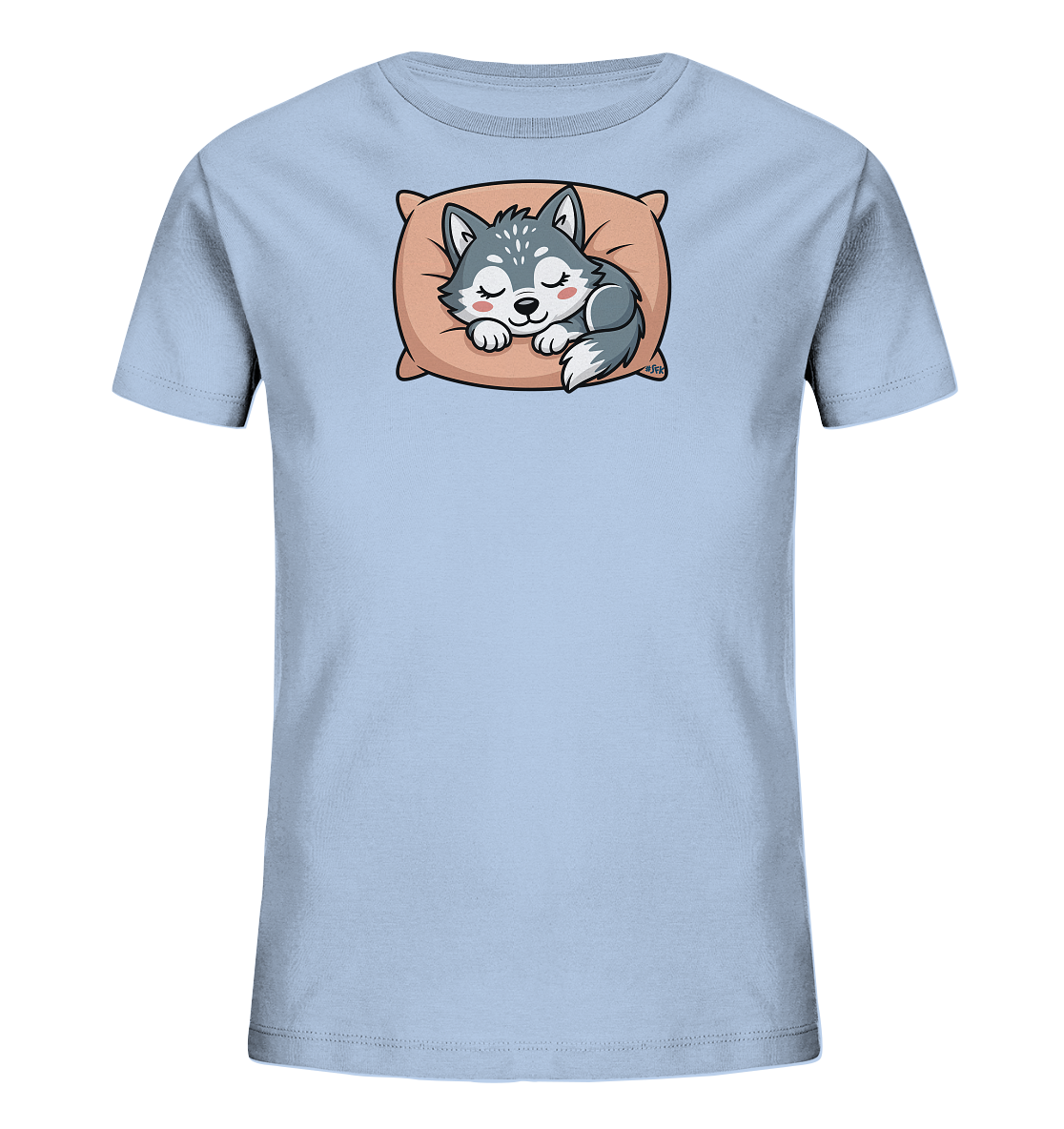 Onlineshop Shirts fuer Kinder - Das Bild zeigt ein hellblaues Kinder-T-Shirt mit einem niedlichen Aufdruck auf der Vorderseite. Ein kleiner, grauer Wolfswelpe schlaeft friedlich auf einem beigefarbenen Kissen. Der Welpe hat geschlossene Augen und rosafarbene Wangen. Dieses Motiv verleiht dem T-Shirt einen suessen und beruhigenden Charakter.