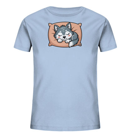 Onlineshop Shirts fuer Kinder - Das Bild zeigt ein hellblaues Kinder-T-Shirt mit einem niedlichen Aufdruck auf der Vorderseite. Ein kleiner, grauer Wolfswelpe schlaeft friedlich auf einem beigefarbenen Kissen. Der Welpe hat geschlossene Augen und rosafarbene Wangen. Dieses Motiv verleiht dem T-Shirt einen suessen und beruhigenden Charakter.