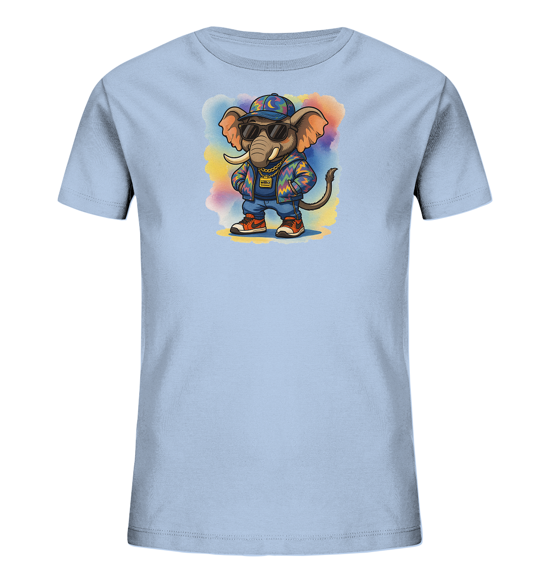 Onlineshop Shirts fuer Kinder - Das Bild zeigt ein hellblaues Kinder-T-Shirt mit einer farbenfrohen Illustration eines Elefanten. Der Elefant ist im Cartoon-Stil gezeichnet und traegt eine bunte Jacke, Jeans, Sonnenbrille, eine Kappe und Sneakers. Er steht aufrecht mit den Haenden in den Hosentaschen vor einem aquarellartigen Farbhintergrund. Das Design wirkt modern und verspielt.