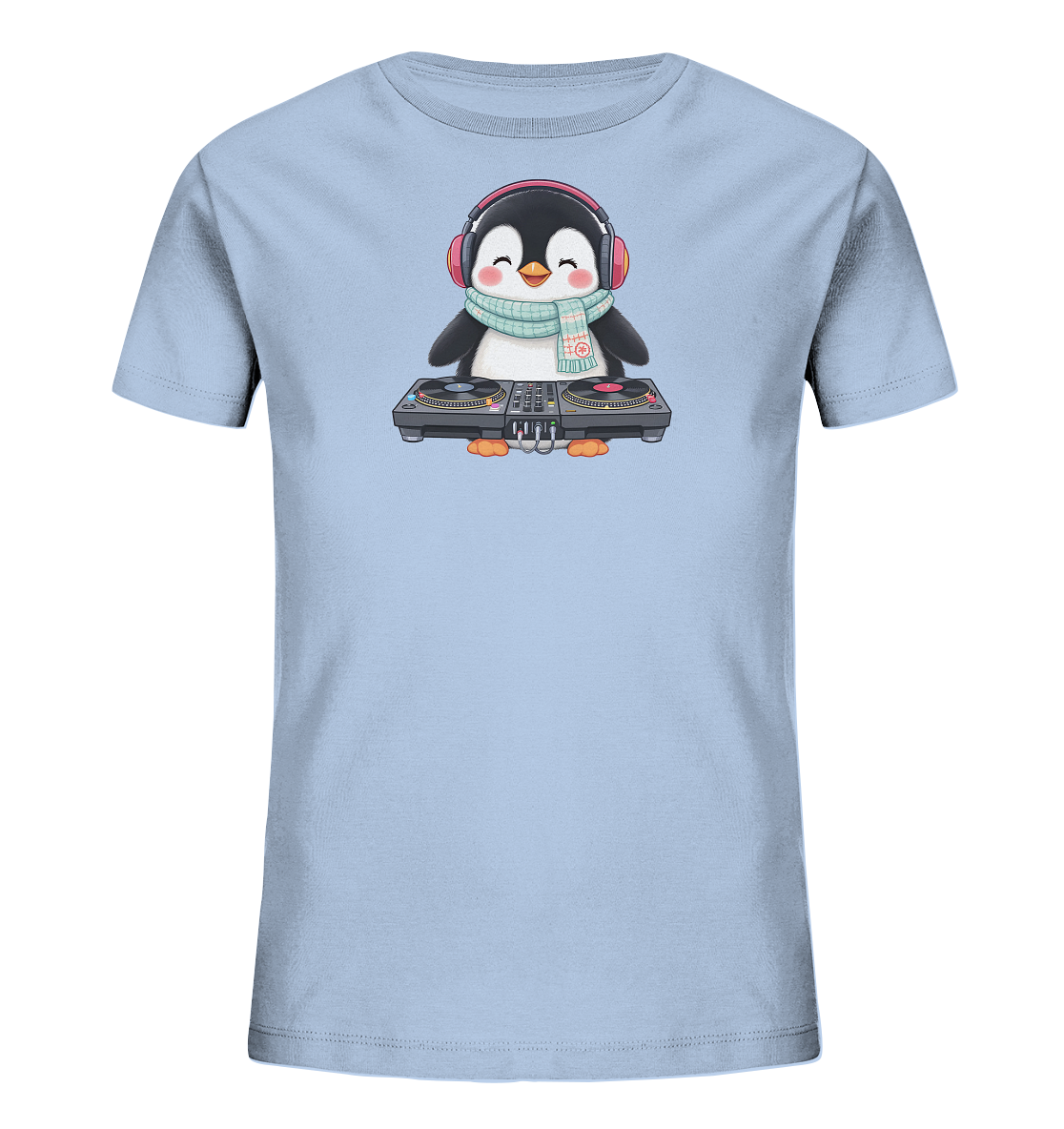 Onlineshop Shirts fuer Kinder - Das Bild zeigt ein hellblaues Kinder-T-Shirt mit einem niedlichen Pinguinmotiv. Der Pinguin traegt rote Kopfhoerer und einen gemusterten Schal, waehrend er vor einem DJ-Mischpult steht. Er hat einen froehlichen Gesichtsausdruck, was dem Design einen verspielten und musikalischen Charakter verleiht.