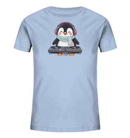 Onlineshop Shirts fuer Kinder - Das Bild zeigt ein hellblaues Kinder-T-Shirt mit einem niedlichen Pinguinmotiv. Der Pinguin traegt rote Kopfhoerer und einen gemusterten Schal, waehrend er vor einem DJ-Mischpult steht. Er hat einen froehlichen Gesichtsausdruck, was dem Design einen verspielten und musikalischen Charakter verleiht.
