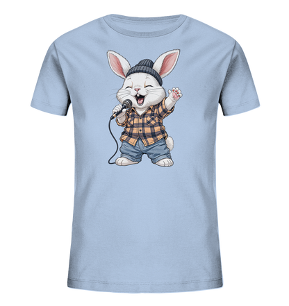 Onlineshop Shirts fuer Kinder - Das Bild zeigt ein hellblaues Kinder-T-Shirt mit einem niedlichen Kaninchenmotiv. Das Kaninchen traegt eine Muetze, ein kariertes Hemd und eine kurze Hose. Es haelt ein Mikrofon und singt froehlich mit erhobener Pfote, was dem Design einen verspielten Charakter verleiht. Das Motiv ist detailreich und farbenfroh, ideal fuer Kinder.