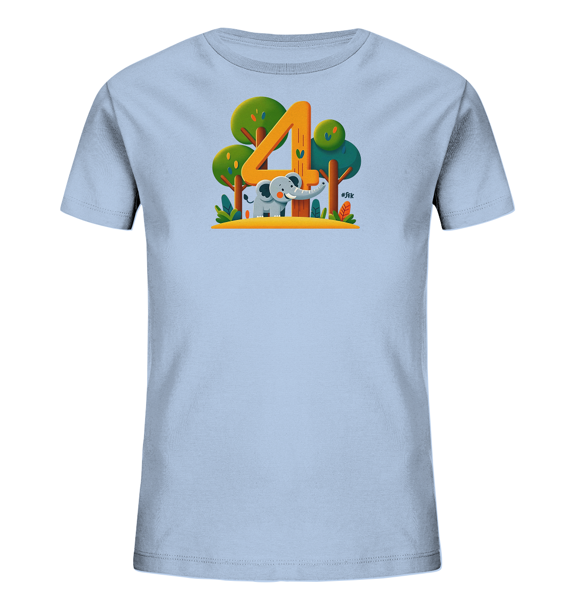 Onlineshop Shirts fuer Kinder - Das Bild zeigt ein hellblaues Kinder-T-Shirt mit einer freundlichen Illustration. Im Zentrum des Designs steht eine grosse, orangefarbene Zahl '4', neben der ein grauer Cartoon-Elefant mit grossen Ohren steht. Um die Zahl und den Elefanten herum sind gruene Baeume und Pflanzen in einem verspielten Stil dargestellt, was dem Motiv einen Dschungel- oder Waldcharakter verleiht.