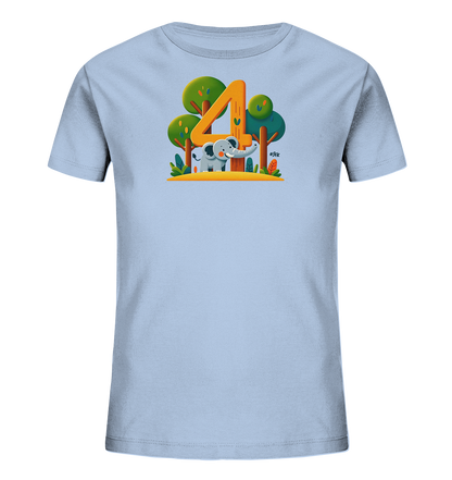 Onlineshop Shirts fuer Kinder - Das Bild zeigt ein hellblaues Kinder-T-Shirt mit einer freundlichen Illustration. Im Zentrum des Designs steht eine grosse, orangefarbene Zahl '4', neben der ein grauer Cartoon-Elefant mit grossen Ohren steht. Um die Zahl und den Elefanten herum sind gruene Baeume und Pflanzen in einem verspielten Stil dargestellt, was dem Motiv einen Dschungel- oder Waldcharakter verleiht.