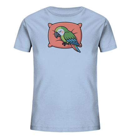 Onlineshop Shirts fuer Kinder - Das Bild zeigt ein hellblaues Kinder-T-Shirt. Auf der Vorderseite ist ein schlafender Papagei in Cartoon-Optik abgebildet. Der Papagei mit gruenem Koerper und blauen Fluegeln liegt gemuetlich auf einem rosa Kissen. Das Design wirkt ruhig und niedlich.