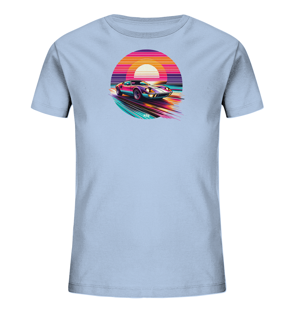 Onlineshop Shirts fuer Kinder - Das Bild zeigt ein hellblaues T-Shirt mit einem farbenfrohen Grafikdruck auf der Vorderseite. Das Motiv stellt ein stilisiertes Sportauto dar, das vor einem Sonnenuntergang oder Sonnenaufgang faehrt. Schnelligkeitslinien und leuchtende Farben wie Pink, Lila und Tuerkis erzeugen eine dynamische Retro-Ästhetik. Dieses Design ist auffaellig und verspielt.