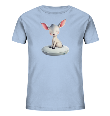 Onlineshop Shirts fuer Kinder - Das Bild zeigt ein hellblaues Kinder-T-Shirt mit einer Illustration eines kleinen, beigen Tieres auf der Vorderseite. Das Tier hat grosse, rosafarbene Ohren und sitzt mit geschlossenen Augen friedlich auf einem hellgrauen, ringfoermigen Kissen. Die Darstellung vermittelt eine ruhige und vertraeumte Stimmung.
