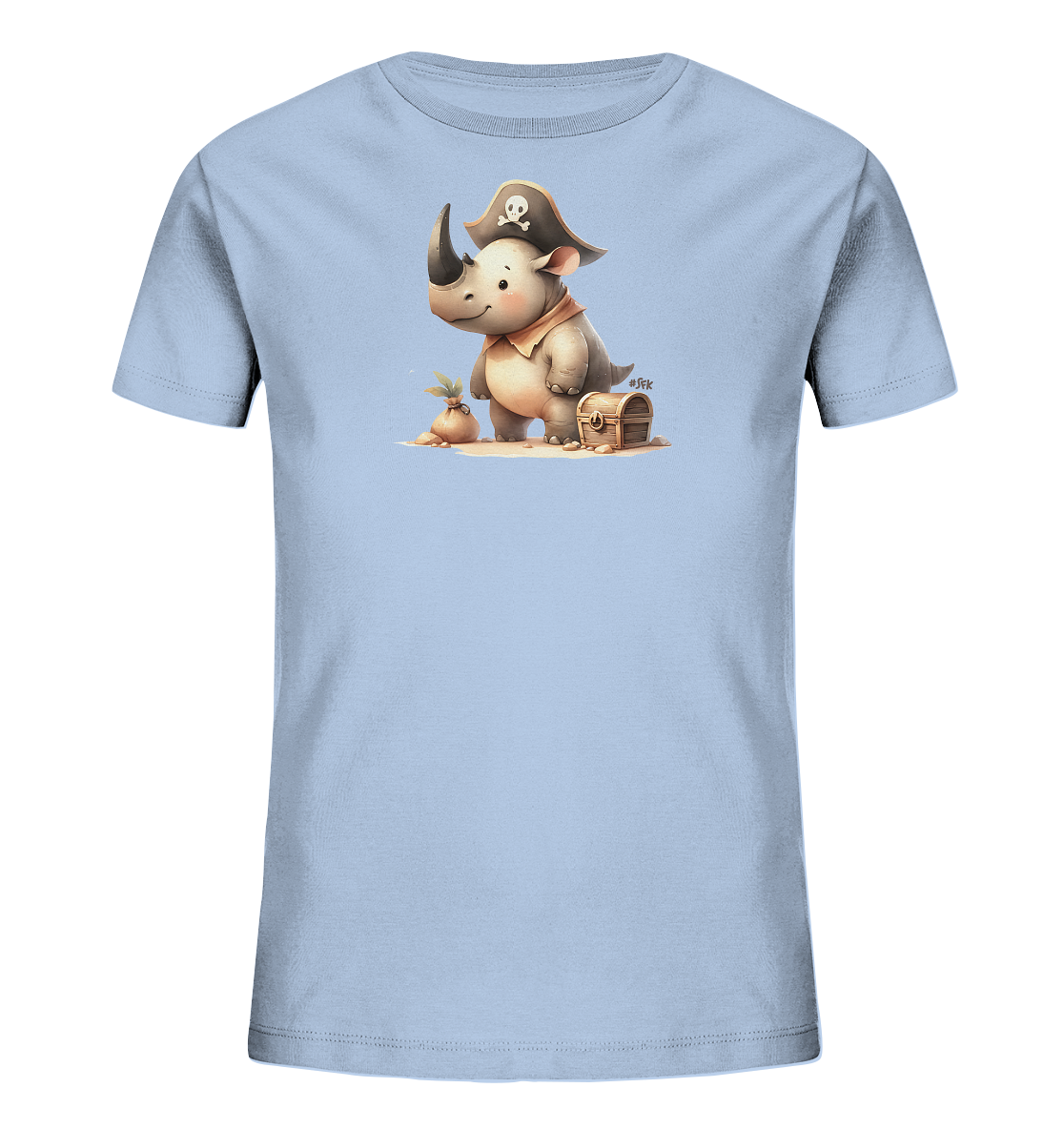 Onlineshop Shirts fuer Kinder - Das hellblaue T-Shirt zeigt eine niedliche Illustration eines kleinen Nashorns, das als Pirat verkleidet ist. Es traegt einen Piratenhut mit Totenkopf und ein rotes Kopftuch und steht auf sandigem Boden. Neben dem Nashorn sind ein kleiner Schatzsack und eine hoelzerne Schatztruhe abgebildet. Das Design wirkt verspielt und abenteuerlich.