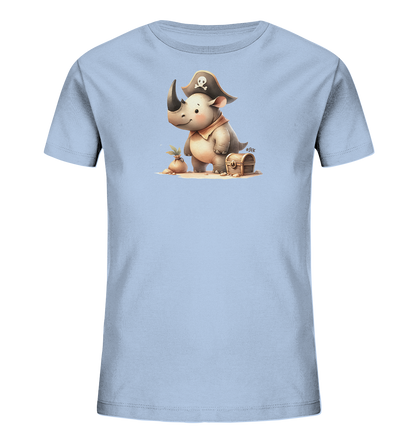 Onlineshop Shirts fuer Kinder - Das hellblaue T-Shirt zeigt eine niedliche Illustration eines kleinen Nashorns, das als Pirat verkleidet ist. Es traegt einen Piratenhut mit Totenkopf und ein rotes Kopftuch und steht auf sandigem Boden. Neben dem Nashorn sind ein kleiner Schatzsack und eine hoelzerne Schatztruhe abgebildet. Das Design wirkt verspielt und abenteuerlich.