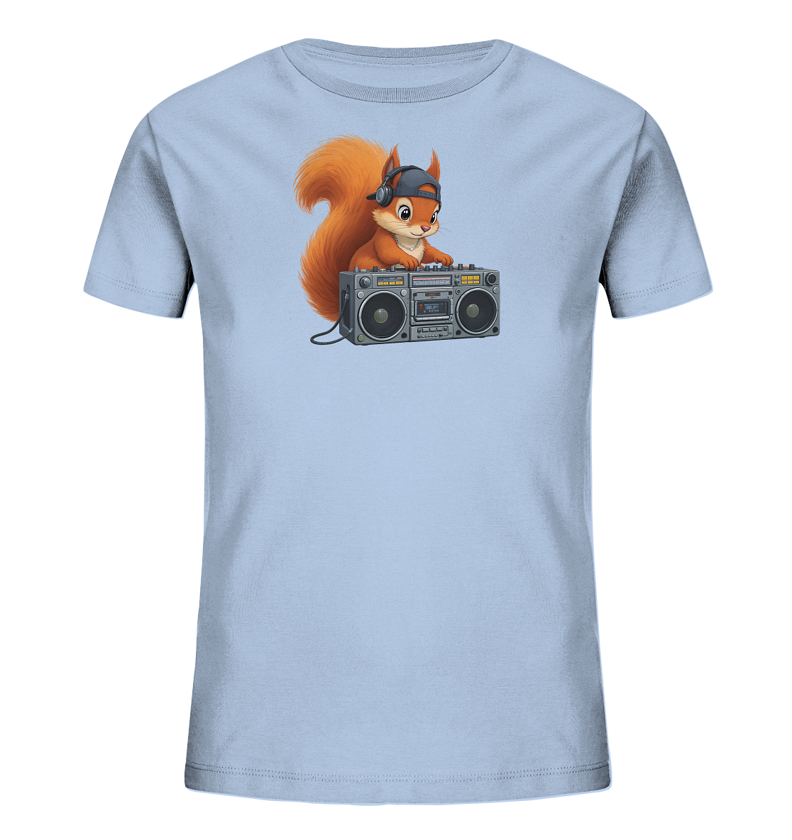 Onlineshop Shirts fuer Kinder - Das Bild zeigt ein hellblaues Kinder-T-Shirt mit einem niedlichen Eichhoernchen-Motiv. Das Eichhoernchen traegt Kopfhoerer und eine Kappe und steht vor einer grauen Boombox. Das Design wirkt verspielt und cool, ideal fuer kleine Musikfans.