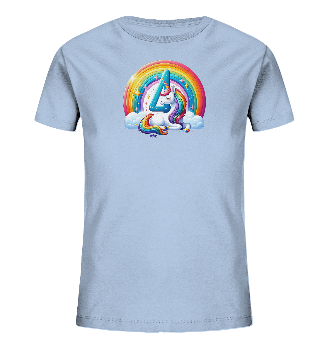 Onlineshop Shirts fuer Kinder - Dieses hellblaue Kinder-T-Shirt zeigt ein zauberhaftes Einhorn mit bunter Maehne, das vor einem strahlenden Regenbogen liegt. Integriert in die Illustration ist eine grosse Zahl '4' im Bereich des Einhorns, umgeben von funkelnden Sternen und Wolken. Das Design ist froehlich und farbenfroh, perfekt fuer kleine Einhorn-Fans.