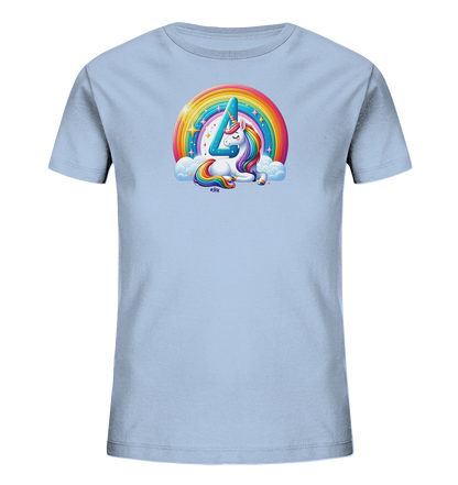 Onlineshop Shirts fuer Kinder - Dieses hellblaue Kinder-T-Shirt zeigt ein zauberhaftes Einhorn mit bunter Maehne, das vor einem strahlenden Regenbogen liegt. Integriert in die Illustration ist eine grosse Zahl '4' im Bereich des Einhorns, umgeben von funkelnden Sternen und Wolken. Das Design ist froehlich und farbenfroh, perfekt fuer kleine Einhorn-Fans.