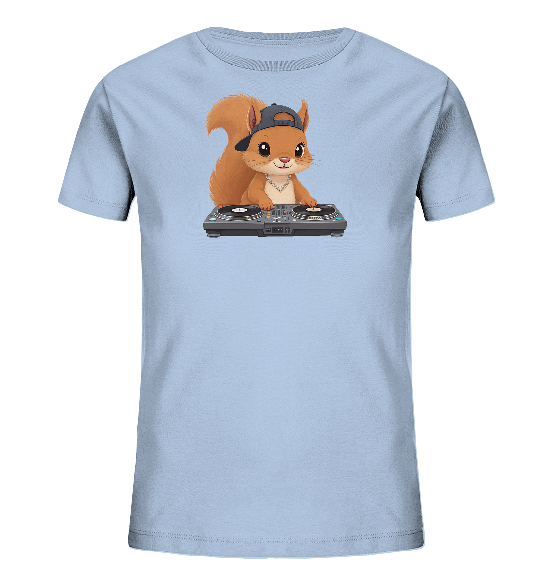 Onlineshop Shirts fuer Kinder - Das hellblaue Kinder-T-Shirt zeigt ein niedliches, cartoonartiges Eichhoernchen als DJ. Das Eichhoernchen traegt eine umgedrehte Kappe und eine Halskette, waehrend es mit seinen Pfoten an einem Mischpult steht. Es hat einen freundlichen Ausdruck und scheint gerade Musik aufzulegen. Das Motiv verleiht dem Shirt einen verspielten und coolen Charakter.
