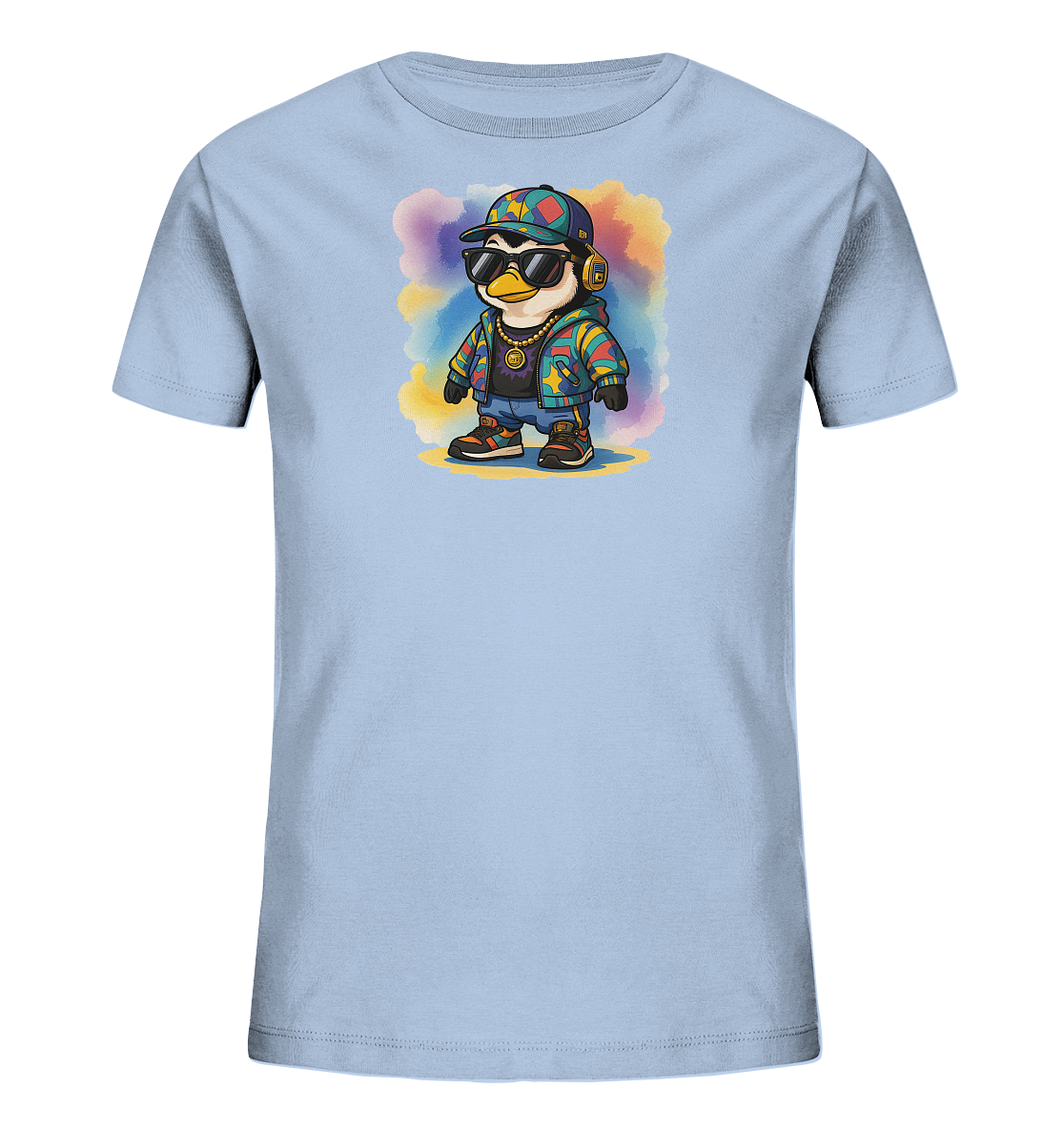 Onlineshop Shirts fuer Kinder - Das Bild zeigt ein hellblaues T-Shirt fuer Kinder. Es ist mit einer Cartoon-Illustration eines Pinguins verziert, der Sonnenbrille, Kappe und Kopfhoerer traegt. Der Pinguin ist in bunter Kleidung mit Sternen abgebildet und steht vor einem farbenfrohen Aquarellhintergrund. Das Design wirkt verspielt und modern.