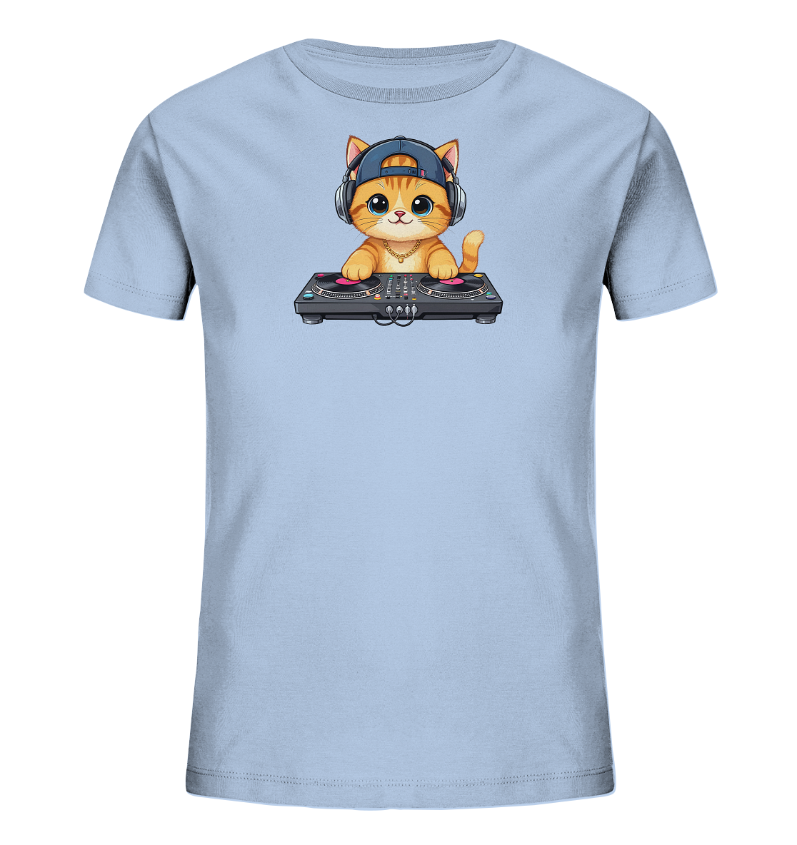 Onlineshop Shirts fuer Kinder - Das Bild zeigt ein hellblaues Kinder-T-Shirt mit einem niedlichen Comic-Kaetzchen-Motiv auf der Vorderseite. Das orangefarbene Kaetzchen traegt eine blaue Baseballkappe und Kopfhoerer, waehrend es an einem DJ-Mischpult steht. Das Design wirkt verspielt und modern.