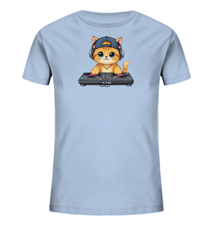 Onlineshop Shirts fuer Kinder - Das Bild zeigt ein hellblaues Kinder-T-Shirt mit einem niedlichen Comic-Kaetzchen-Motiv auf der Vorderseite. Das orangefarbene Kaetzchen traegt eine blaue Baseballkappe und Kopfhoerer, waehrend es an einem DJ-Mischpult steht. Das Design wirkt verspielt und modern.