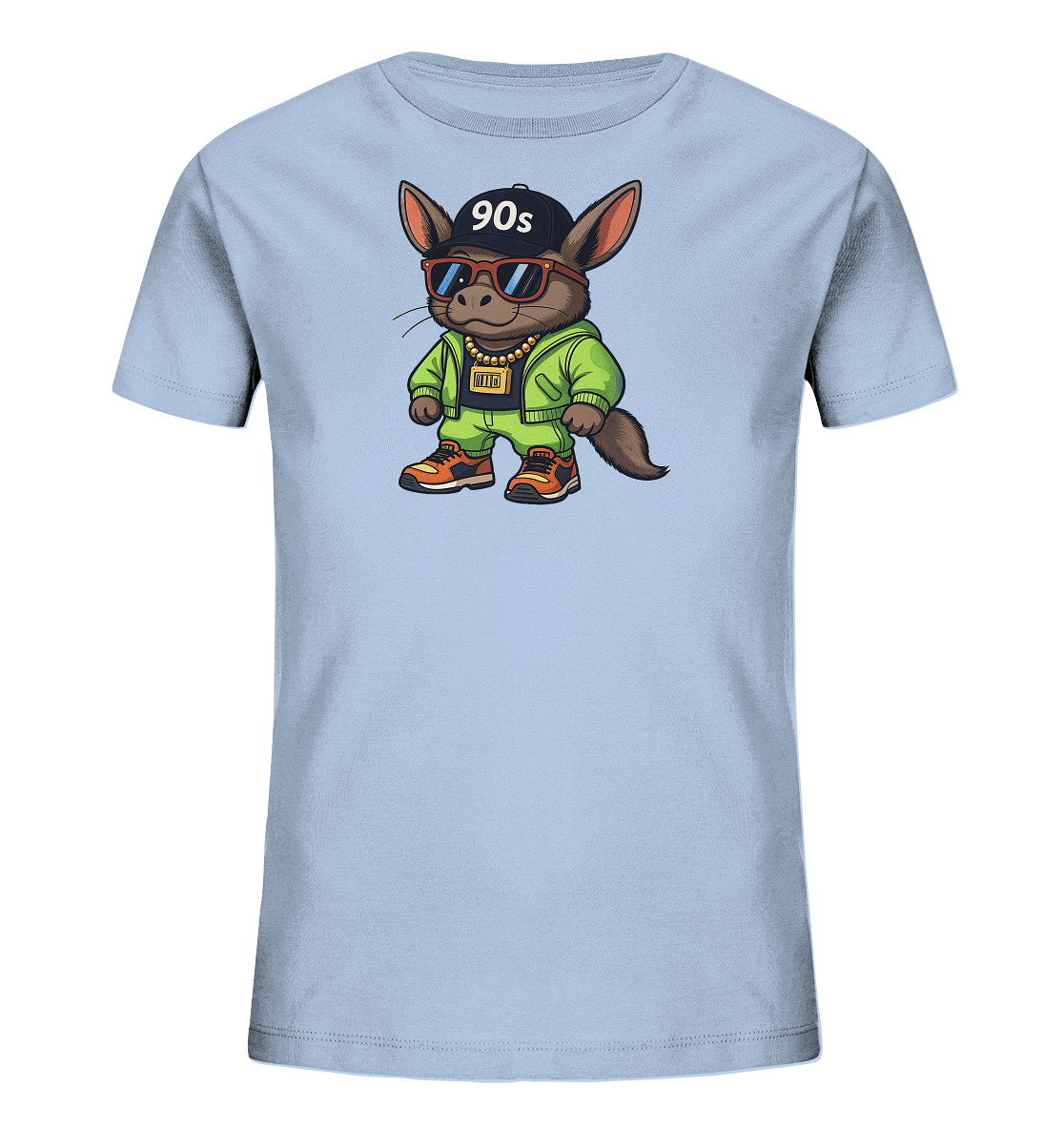 Onlineshop Shirts fuer Kinder - Das Bild zeigt ein hellblaues Kinder-T-Shirt mit einer detailreichen Grafik eines cartoonartigen Tieres. Dieses traegt eine schwarze Kappe mit der Aufschrift "90s", eine Goldkette, eine leuchtend gruene Trainingsjacke und orangefarbene Turnschuhe. Das Design verleiht dem Shirt einen laessigen und retro-inspirierten Stil, der an die 90er Jahre erinnert.