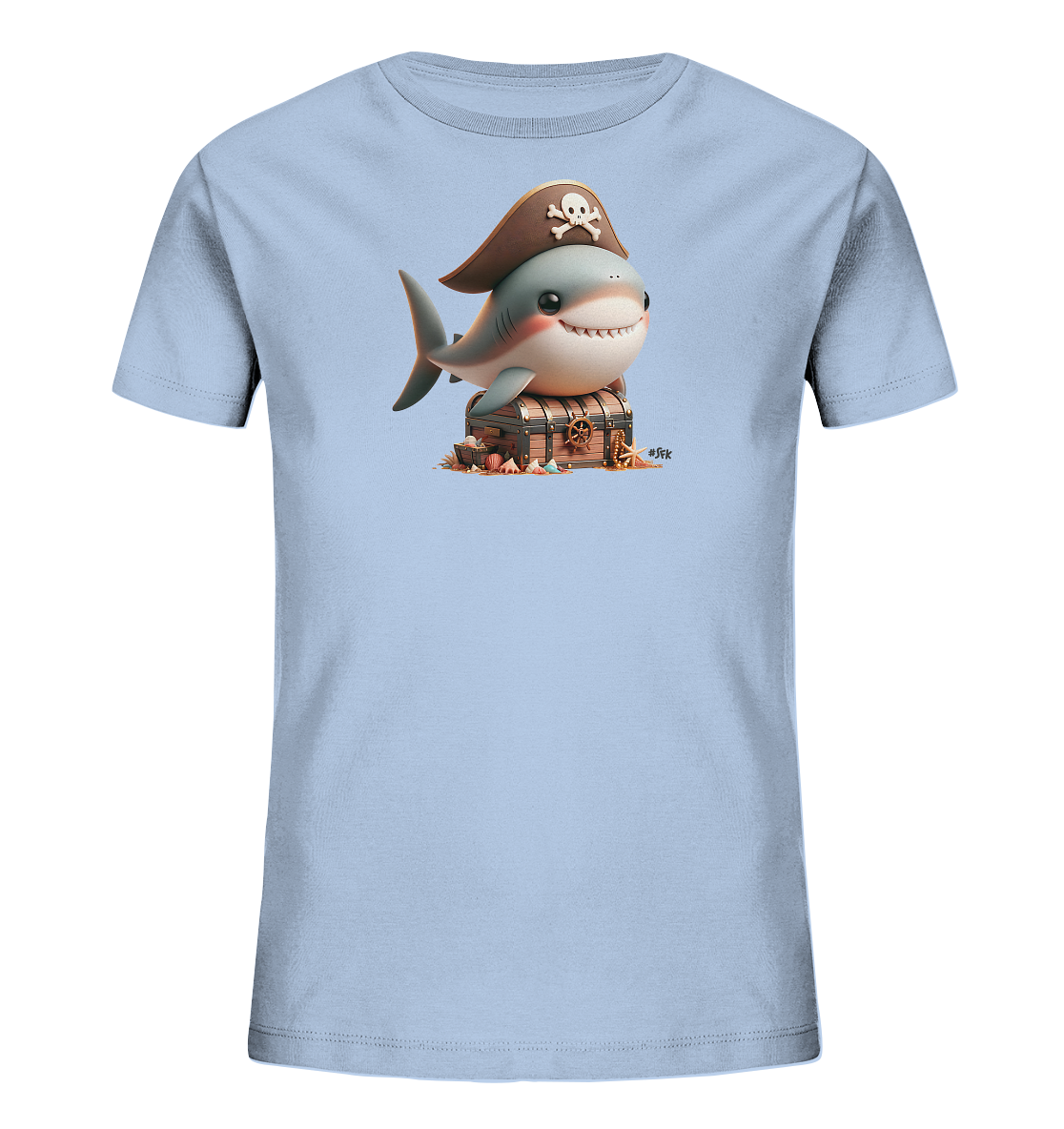 Onlineshop Shirts fuer Kinder - Das Bild zeigt ein hellblaues Kinder-T-Shirt mit einem charmanten Motiv. Ein suesser Cartoon-Hai mit Piratenhut sitzt auf einer detailreichen Schatzkiste. Die Szene ist mit Muscheln und Seesternen umgeben. Das Design verleiht dem Shirt eine froehliche Abenteuer-Note.