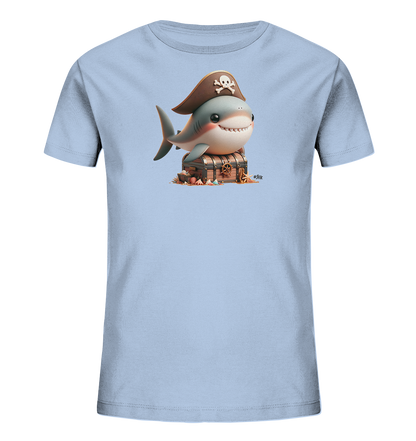 Onlineshop Shirts fuer Kinder - Das Bild zeigt ein hellblaues Kinder-T-Shirt mit einem charmanten Motiv. Ein suesser Cartoon-Hai mit Piratenhut sitzt auf einer detailreichen Schatzkiste. Die Szene ist mit Muscheln und Seesternen umgeben. Das Design verleiht dem Shirt eine froehliche Abenteuer-Note.