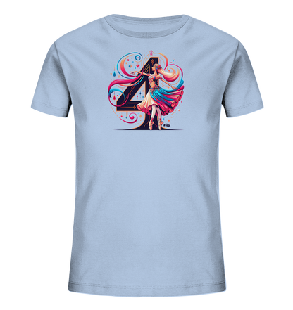 Onlineshop Shirts fuer Kinder - Das hellblaue T-Shirt zeigt eine fantasievolle Darstellung der Zahl 4. Davor tanzt eine Figur in einem farbenfrohen Kleid mit fliessendem Haar. Um das Motiv herum finden sich bunte, wirbelnde Linien und Sterne, die dem Design eine dynamische Note verleihen. Das Gesamtbild ist lebhaft und kuenstlerisch gestaltet.