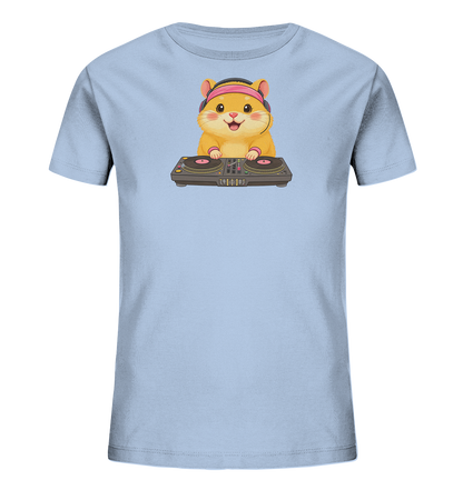 Onlineshop Shirts fuer Kinder - Das Bild zeigt ein hellblaues Kinder-T-Shirt mit einem niedlichen Cartoon-Hamster auf der Vorderseite. Der Hamster traegt pinke Kopfhoerer und steht an einem DJ-Mischpult. Mit einem breiten Laecheln blickt der Hamster nach vorne und erzeugt eine froehliche Atmosphaere. Das Design ist detailreich und verleiht dem T-Shirt einen verspielten Charakter.