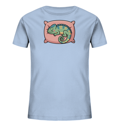 Onlineshop Shirts fuer Kinder - Das Bild zeigt ein hellblaues Kinder-T-Shirt mit einem niedlichen Aufdruck. Ein Chamaeleon liegt zusammengerollt auf einem rosafarbenen Kissen und scheint zu schlafen. Das Chamaeleon ist in Gruentoenen mit gelben Akzenten dargestellt und hat einen friedlichen Ausdruck. Das Design wirkt ruhig und ansprechend fuer Kinder.