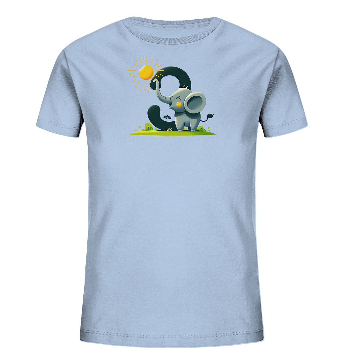 Onlineshop Shirts fuer Kinder - Das Bild zeigt ein hellblaues Kinder-T-Shirt mit einem niedlichen Aufdruck auf der Vorderseite. Die Grafik beinhaltet eine grosse, dunkle Zahl '3' neben einem kleinen, freundlichen Cartoon-Elefanten. Der Elefant haelt mit seinem Ruessel eine strahlende Sonne, platziert auf einer stilisierten gruenen Wiese. Das Design wirkt froehlich und verspielt.