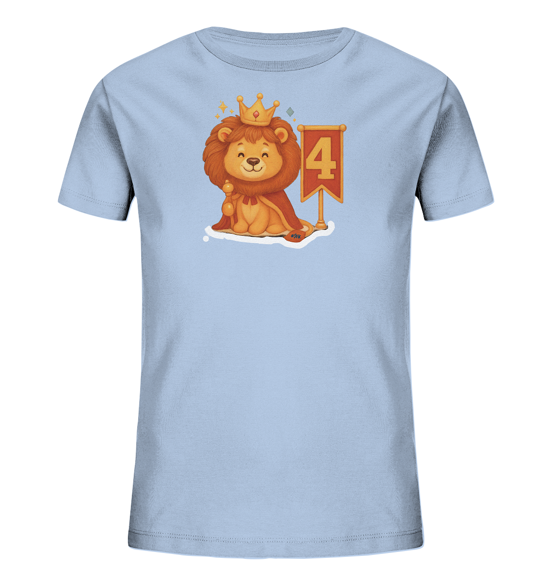 Onlineshop Shirts fuer Kinder - Das Bild zeigt ein hellblaues Kinder-T-Shirt mit einem niedlichen Motiv eines Loewenkoenigs. Der cartoonhafte Loewe traegt eine Krone, einen roten Umhang und sitzt neben einem roten Banner mit der weissen Zahl '4'. Das Design wirkt verspielt und zeigt den Loewen mit einem freundlichen Laecheln. Kleine funkelnde Elemente umgeben die koenigliche Darstellung.