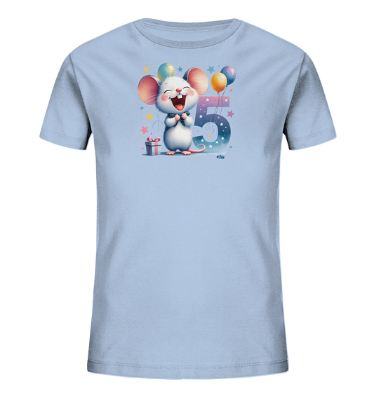 Onlineshop Shirts fuer Kinder - Das Bild zeigt ein hellblaues Kinder T-Shirt mit einer farbenfrohen Illustration. Eine froehlich lachende Maus haelt ihre Pfoten vor der Brust und sitzt vor der grossen Zahl 5. Ballons, Sterne und ein kleines Geschenk umrahmen das Motiv, was auf eine festliche oder Geburtstags-Atmosphaere hindeutet. Das Design ist lebhaft und kindgerecht gestaltet.