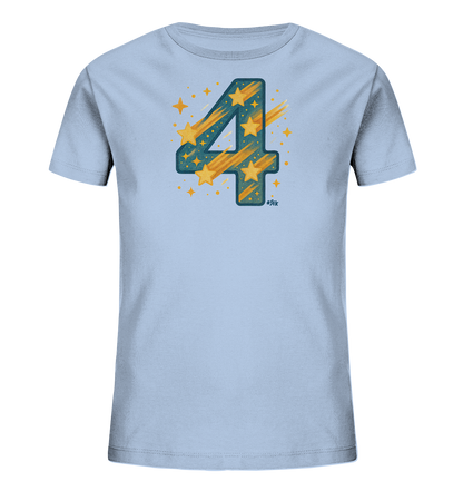 Onlineshop Shirts fuer Kinder - Das Bild zeigt ein hellblaues Kinder-T-Shirt. Die Vorderseite ist mit einer grossen Zahl 4 bedruckt, die mit einem Muster aus Sternen und fallenden Sternschnuppen gefuellt ist. Goldene Sterne und Punkte umgeben die Zahl. Das Design wirkt dynamisch und festlich, passend fuer Kindergeburtstage oder besondere Anlaesse.