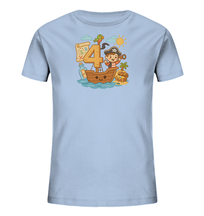 Onlineshop Shirts fuer Kinder - Dieses hellblaue Kinder-T-Shirt zeigt eine froehliche Illustration im Piratenthema. Im Zentrum steht eine grosse Zahl '4', umgeben von einem kleinen Piratenkind auf einem Boot, einem Schatz und einer Karte. Ein bunter Papagei sitzt auf der Zahl, waehrend Sonne und Wolken den Hintergrund bilden. Das verspielte Design weckt Abenteuerlust.