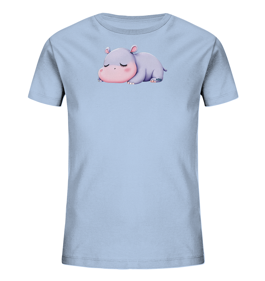 Onlineshop Shirts fuer Kinder - Das Bild zeigt ein hellblaues Kinder-T-Shirt mit einer niedlichen Illustration eines schlafenden Nilpferds auf der Vorderseite. Das Nilpferd ist in sanften Lila- und Rosatoenen gehalten und liegt entspannt da, die Augen geschlossen. Das Design wirkt beruhigend und verspielt, ideal fuer kleine Kinder.