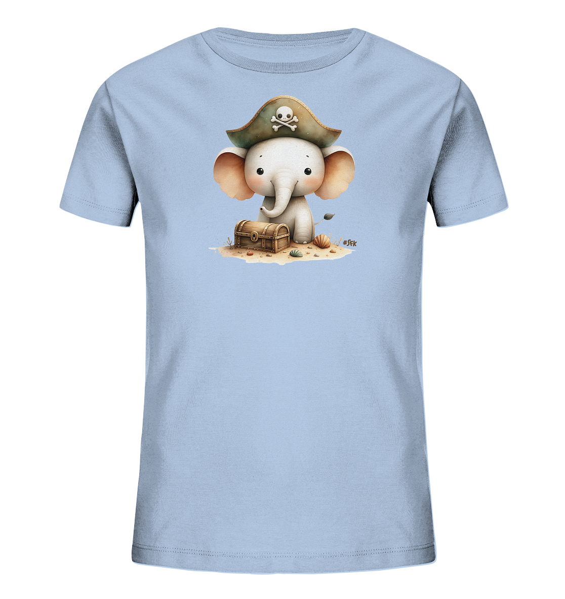 Onlineshop Shirts fuer Kinder - Dieses hellblaue T-Shirt fuer Kinder zeigt ein charmantes Motiv. Darauf ist ein kleiner Elefant zu sehen, der ein Piratenkostuem traegt. Der Elefant sitzt auf Sand neben einer detaillierten Schatzkiste, umgeben von Muscheln. Das verspielte Design faengt ein maritimes Abenteuer ein.