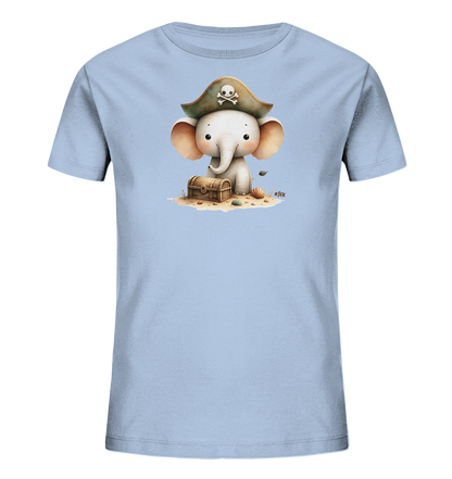 Onlineshop Shirts fuer Kinder - Dieses hellblaue T-Shirt fuer Kinder zeigt ein charmantes Motiv. Darauf ist ein kleiner Elefant zu sehen, der ein Piratenkostuem traegt. Der Elefant sitzt auf Sand neben einer detaillierten Schatzkiste, umgeben von Muscheln. Das verspielte Design faengt ein maritimes Abenteuer ein.