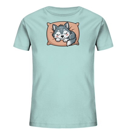 Onlineshop Shirts fuer Kinder - Das Bild praesentiert ein hellblaues Kinder-T-Shirt mit einem niedlichen Aufdruck. Es zeigt einen schlafenden, grauen Welpen, der friedlich auf einem beigefarbenen Kissen liegt. Der Welpe hat geschlossene Augen und rosige Wangen, was ihm ein gemuetliches Aussehen verleiht. Das Design ist verspielt und wirkt beruhigend, ideal fuer Kinder.