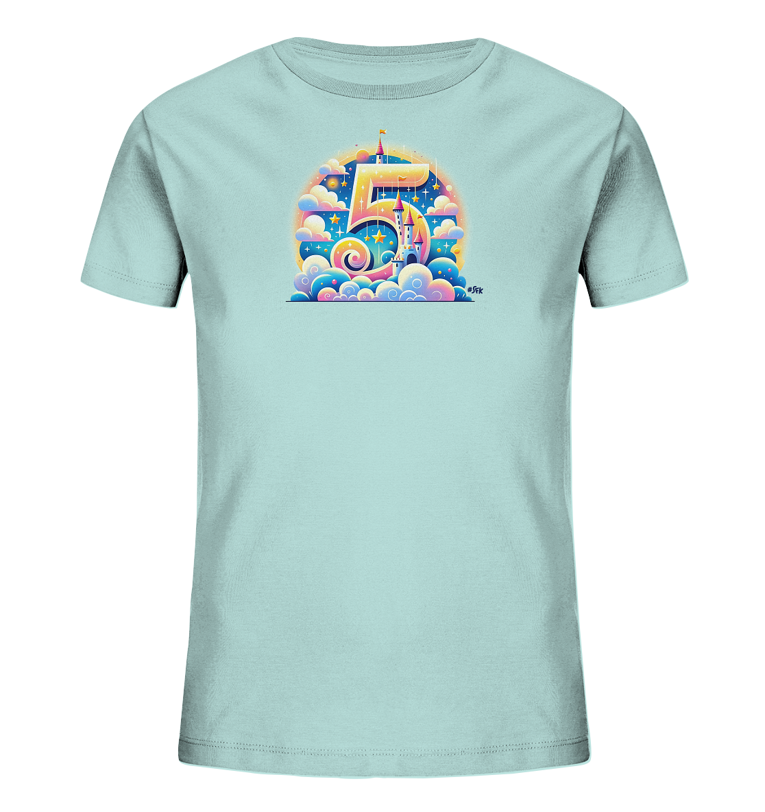 Onlineshop Shirts für Kinder - Das Bild zeigt ein hellblaues Kinder-T-Shirt mit einem farbenfrohen und detaillierten Aufdruck. Das Design konzentriert sich auf die große Zahl "5", die in einem leuchtenden Farbverlauf gestaltet ist. Innerhalb und um die Zahl herum sind fantastische Elemente wie eine Burg, Wolken und Sterne dargestellt. Dieses magische Motiv verleiht dem Shirt einen verspielten und feierlichen Charakter.