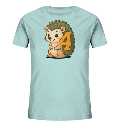 Onlineshop Shirts fuer Kinder - Das Bild zeigt ein hellblaues Kinder T-Shirt mit einem niedlichen Druck auf der Vorderseite. Das Motiv stellt einen cartoonhaften Igel dar, der sitzt und laechelt. Hinter dem Igel ist eine grosse, orangefarbene Zahl Vier zu sehen. Das Design wirkt freundlich und verspielt.