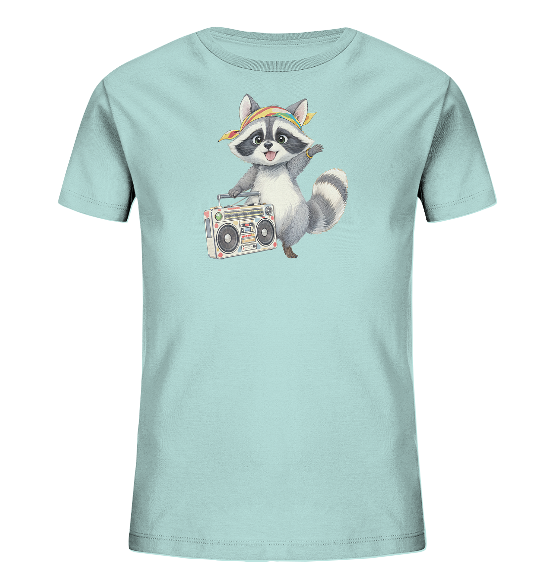 Onlineshop Shirts fuer Kinder - Das Bild zeigt ein hellblaues Kinder-T-Shirt mit einem niedlichen Waschbaerenmotiv auf der Vorderseite. Der Waschbaer traegt ein farbenfrohes Halstuch und haelt eine Retro-Boombox in seinen Pfoten. Er steht auf einem Bein und hat einen froehlichen Ausdruck, was dem Design einen spielerischen Charakter verleiht.
