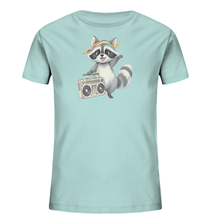 Onlineshop Shirts fuer Kinder - Das Bild zeigt ein hellblaues Kinder-T-Shirt mit einem niedlichen Waschbaerenmotiv auf der Vorderseite. Der Waschbaer traegt ein farbenfrohes Halstuch und haelt eine Retro-Boombox in seinen Pfoten. Er steht auf einem Bein und hat einen froehlichen Ausdruck, was dem Design einen spielerischen Charakter verleiht.